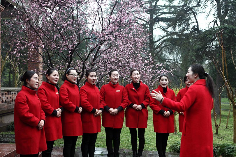 國家二級演員、揚州市文化館社會工作中心主任周倩為船娘們培訓(xùn)揚州小調(diào)